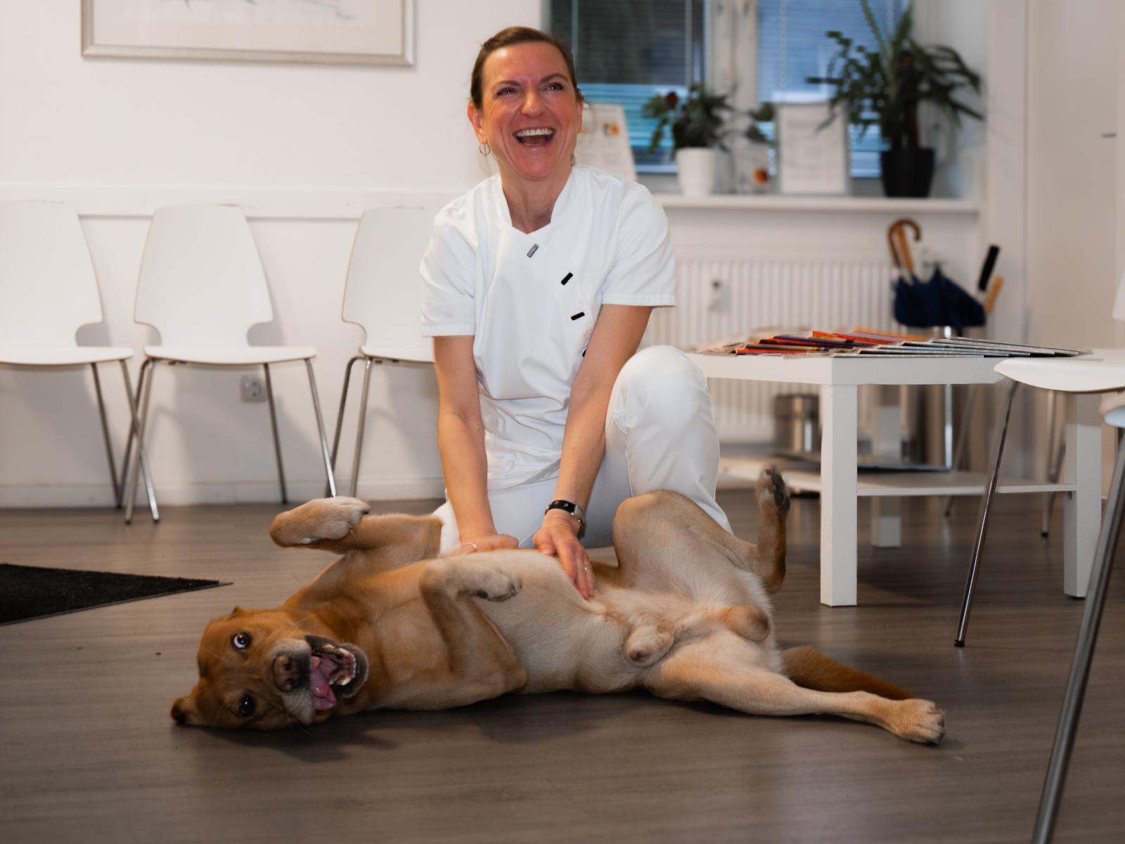 Dr. Bodamer mit Praxishund Cooper
